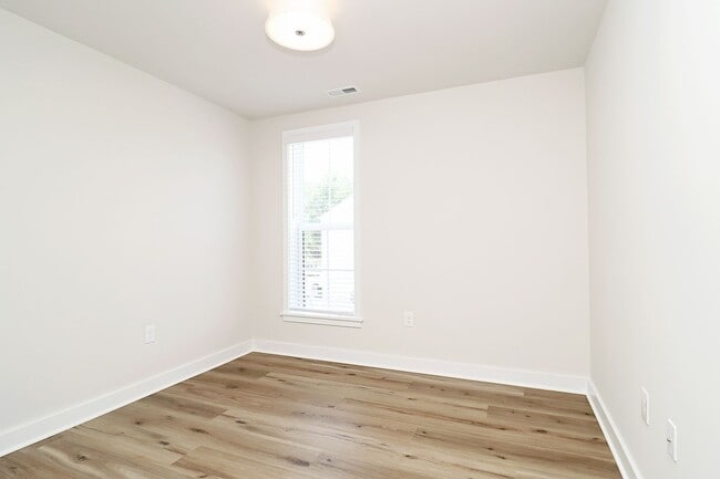 Building Photo - Dog-Friendly Townhouse Just South of Downt...