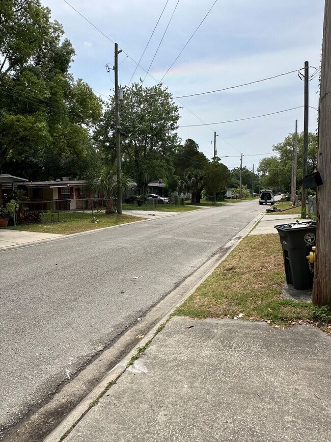 Building Photo - **4/2 BR Single Family home : Available Now