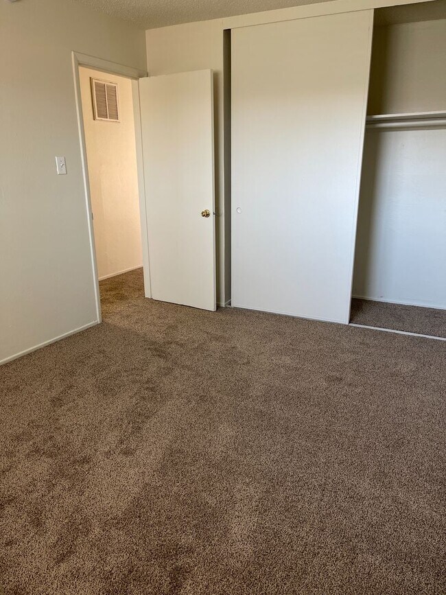 Building Photo - Clean 2 bedroom Duplex Near UNR