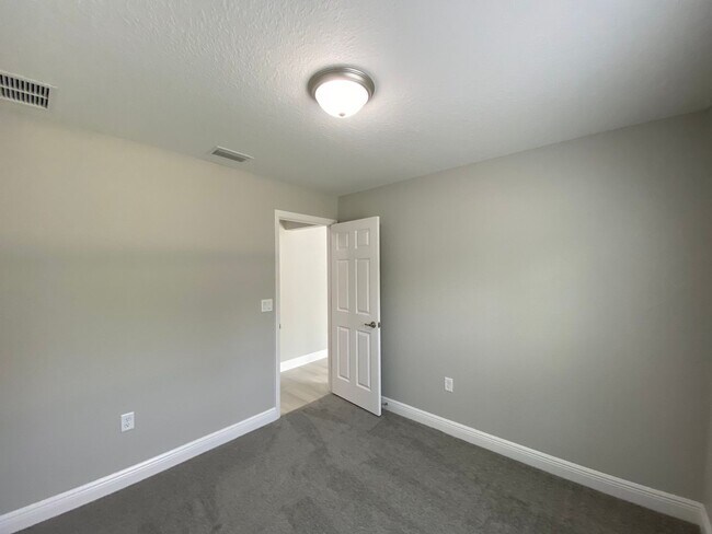 Building Photo - Desirable SW Ocala Neighborhood 4/2/2 *WON'T LAST*