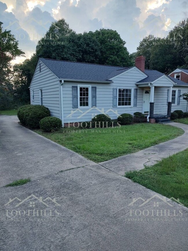Building Photo - 3-Bed Ranch with Spacious Yard and Modern ...