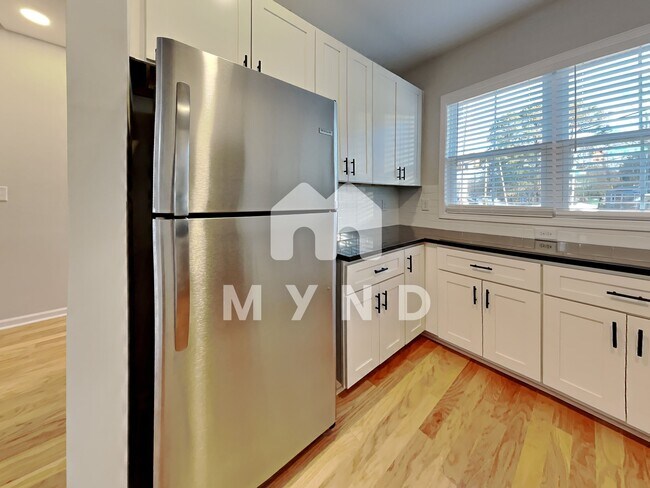 Building Photo - 632 Rush St