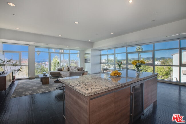 Building Photo - 3111 Vía Dolce