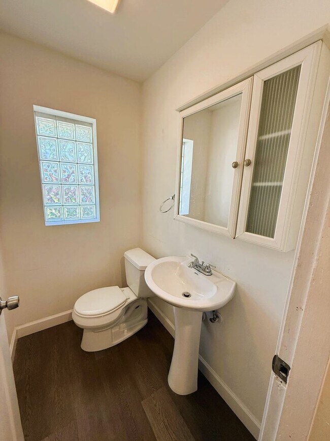 Building Photo - 4 Bedroom Home for Rent in University City!