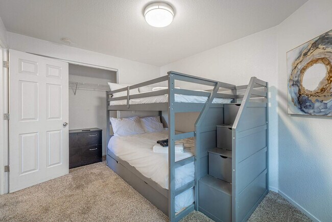 Building Photo - 1550 Carousel Ct