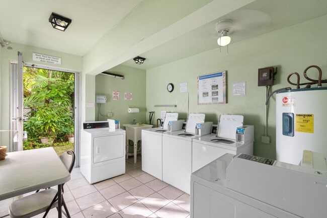 Building Photo - 1900 NE 8th Ct