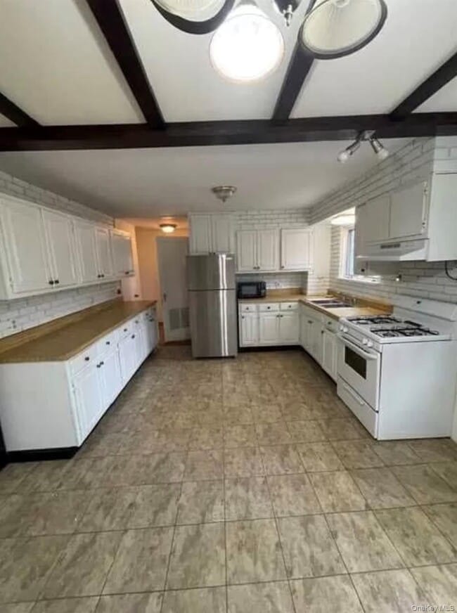 Building Photo - 10 Wheeler Rd