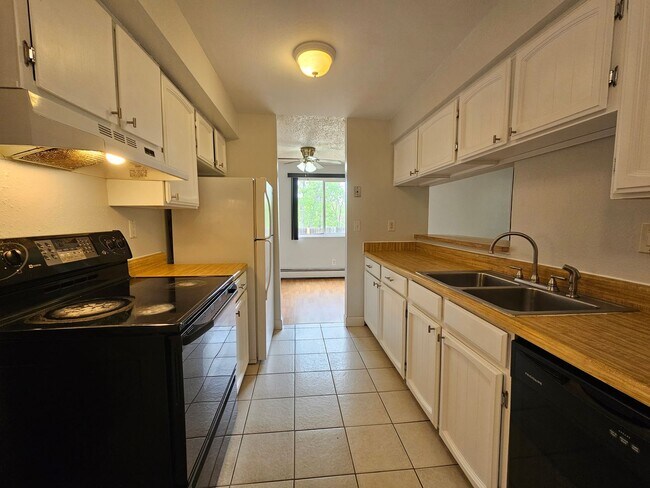 Building Photo - Serene 2 Bedroom 1 1/2 Bath Aurora Townhom...