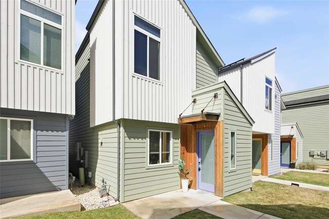 Building Photo - 814 N Bluff Dr