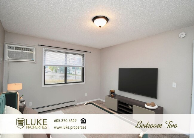 Building Photo - 405 S Sycamore Ave