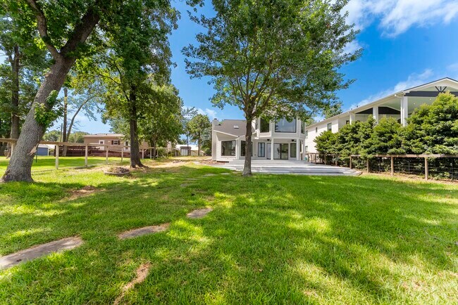 Building Photo - 3920 Brookhaven Dr