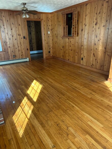 Family Room - 10122 Pollard Creek Rd