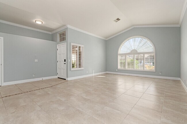 Building Photo - 4 bed 2 bath Stunner w/ Sparkling Pool