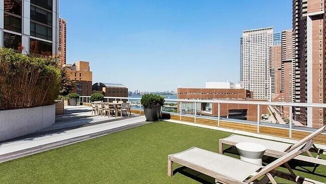 Building Photo - 200 Chambers St