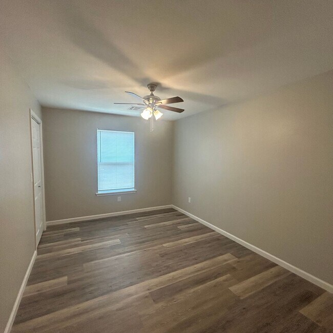Building Photo - Welcome home to this beautifully designed 3-bedroom, 2 bath half duplex