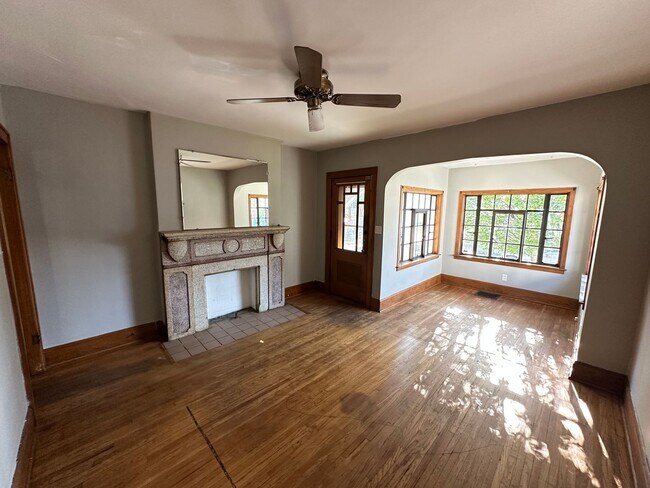 Building Photo - S Washington Ave 1041-1043 MLR