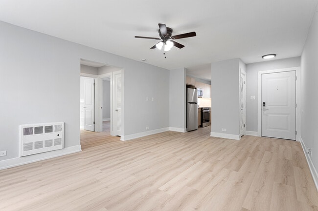Building Photo - 7634 N Eastlake Terrace