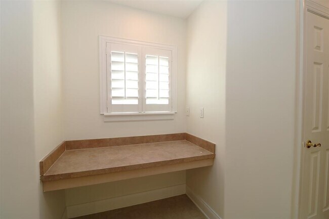 Building Photo - 207 Sunset Point