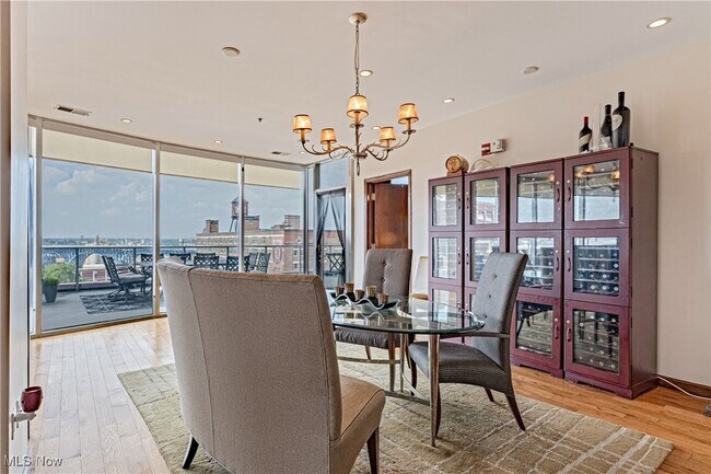 Building Photo - 701 W Lakeside Ave