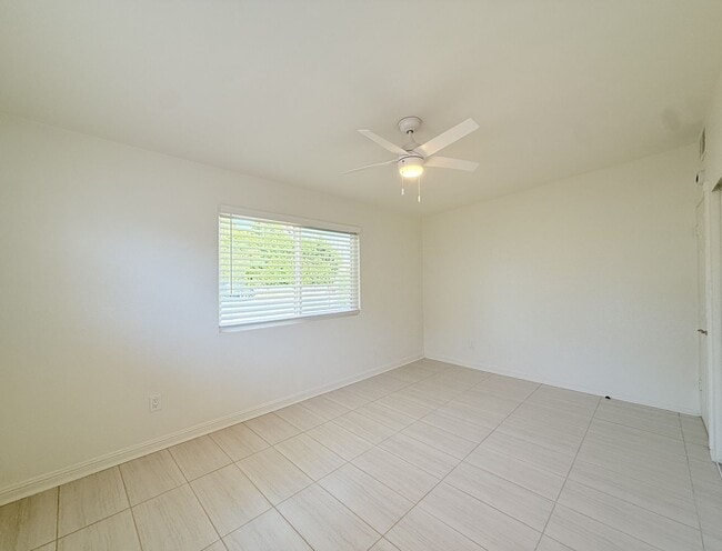 Building Photo - AVAILABLE NOW!! 3 BEDROOM 2 BATHROOM Home in Palm Desert!