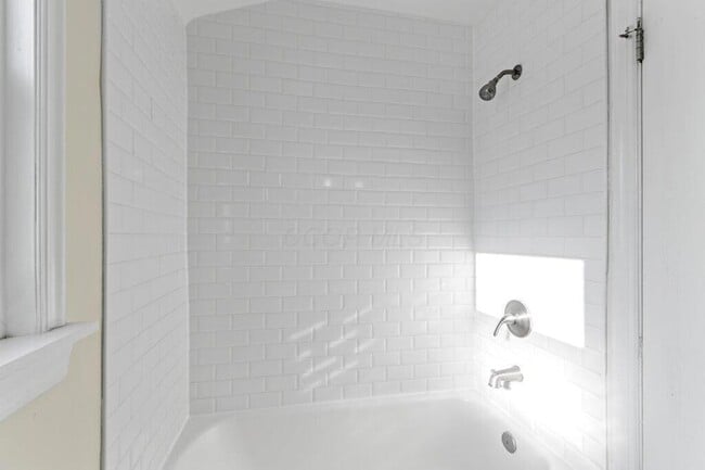 Building Photo - 2063 Inchcliff Rd