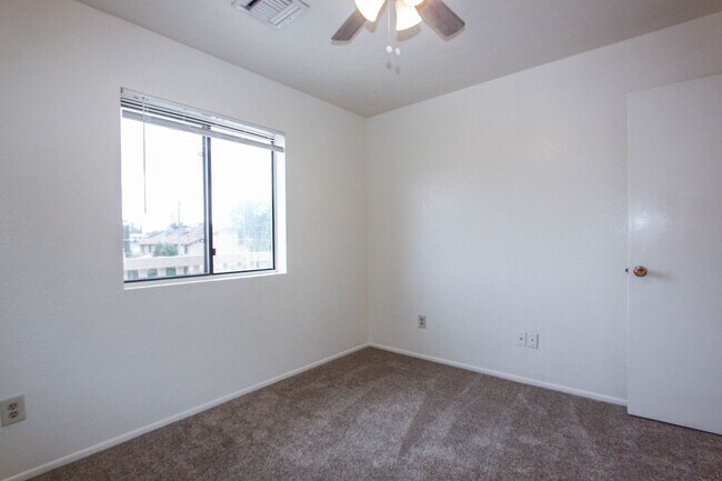 Building Photo - 8459 E Leigh Dr