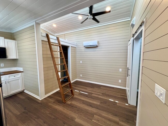 Building Photo - Charming 3 bed/2 bath with detached unit 1...