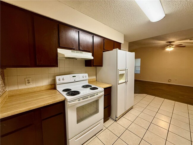 Building Photo - 930 N Century Dr