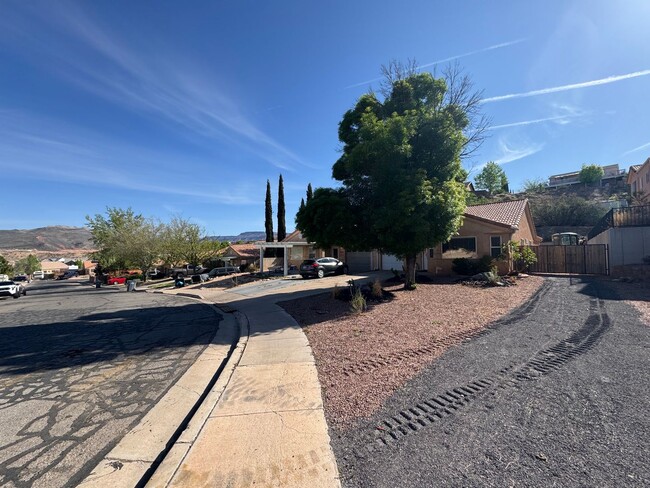 Building Photo - Fully Furnished Desert Dream Townhome!