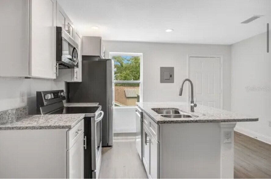 Building Photo - 415 Lark Ct