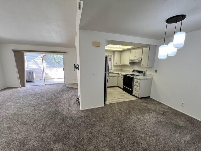 Building Photo - 1018 Cedar Gables Dr