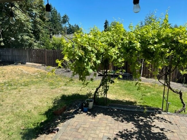 Building Photo - Beautifully Updated Home with Large Yard a...