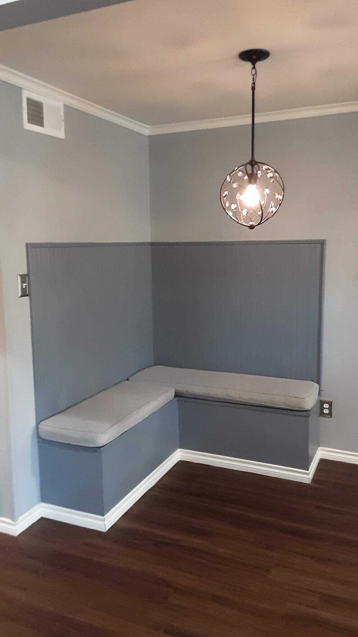 Banquette. - 3641 Bryce Ave