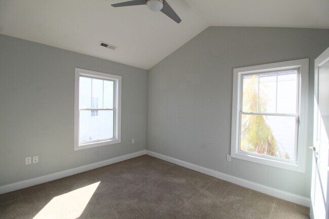 Building Photo - Beautiful 3-Bedroom, 3-Bathroom Townhome N...