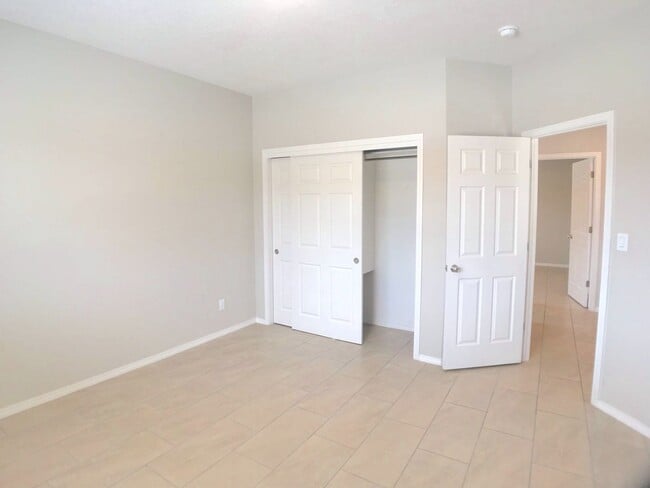 Building Photo - Los Lunas 3 bedroom! Tile Throughout! Refrigerated Air! Spacious living area
