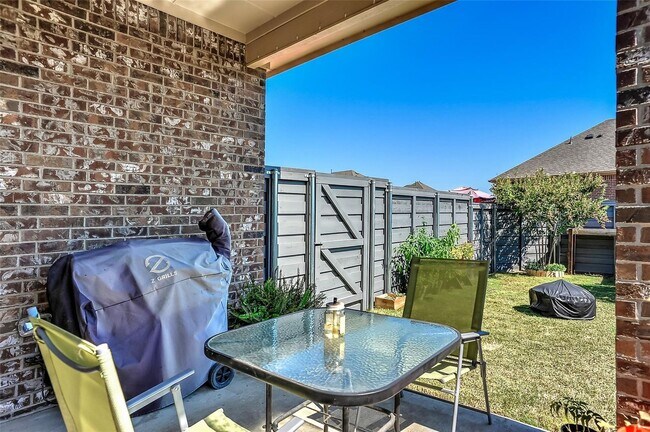 Building Photo - 3 Bed rooms and 2 baths, large master closet. Vinyl garage floor coating is just one of the many ...