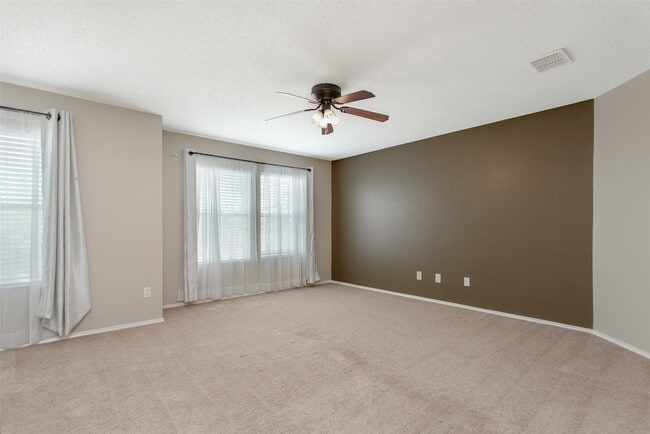 Building Photo - 2700 Peach Dr