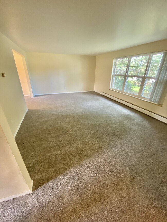 Building Photo - Don't miss out on this 5 bed 2.5 bath hous...