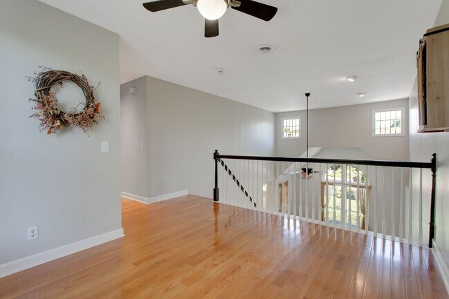 Building Photo - Charming 2 Bed 2 Bath Home on Historic Rus...