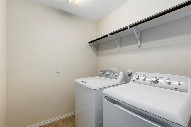 Building Photo - 837 Hillrose Dr