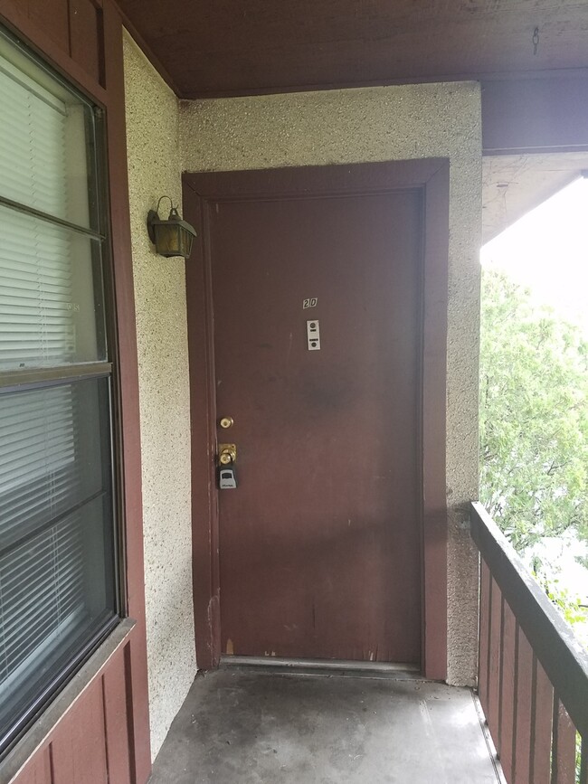 Building Photo - $995- 2/1.5 - Upstairs Unit  - Fresh Paint...