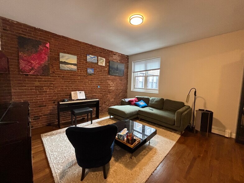 Building Photo - 17 Stearns Rd