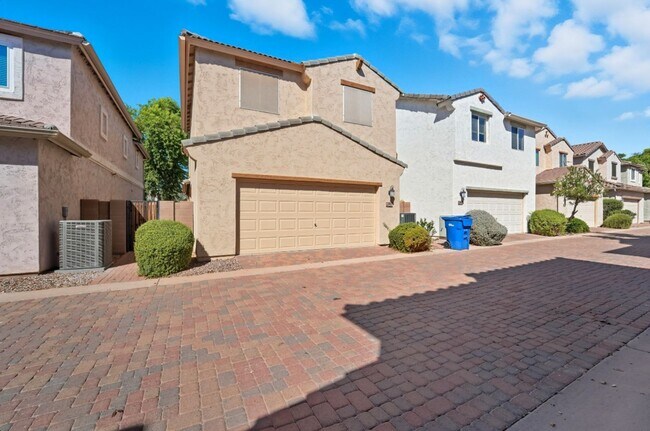 Building Photo - Stunning 3-bedroom, 2.5-bathroom home in t...
