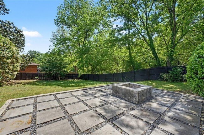 Building Photo - 2352 2nd Ave