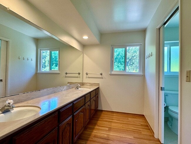 Building Photo - 4 Bedroom Home + Den in Saratoga!