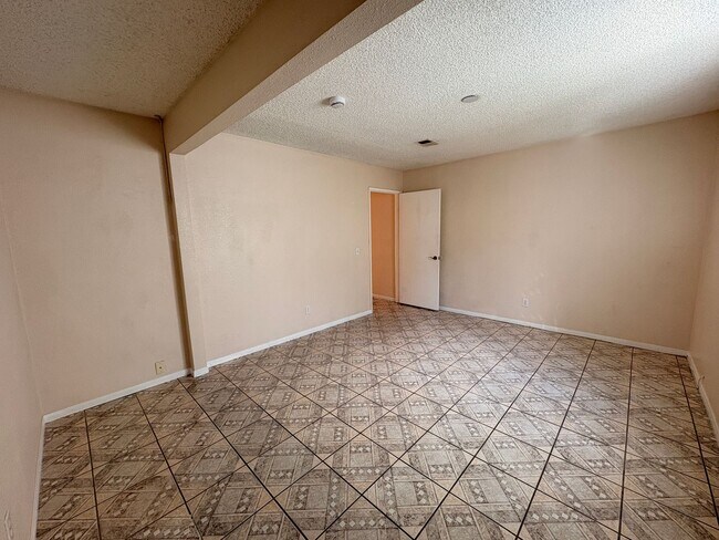 Building Photo - 4 Bed, 2 Bath in Bloomington!