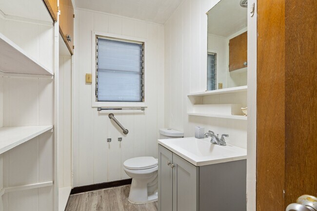Building Photo - 3 Bed / 1.5 Bath house with carport Parking.