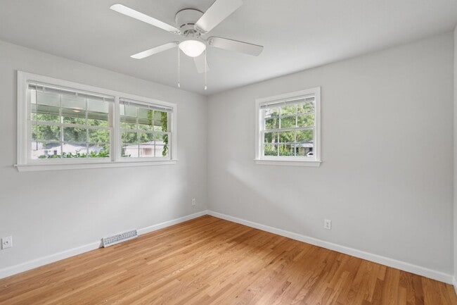 Building Photo - Spacious Single Family Home with Fenced Yard