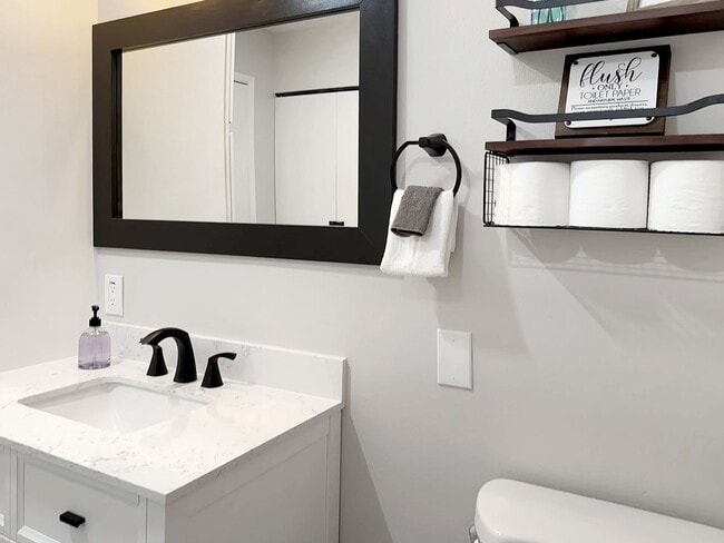 Building Photo - Fully Furnished Two Bedroom / Two Bath Wai...