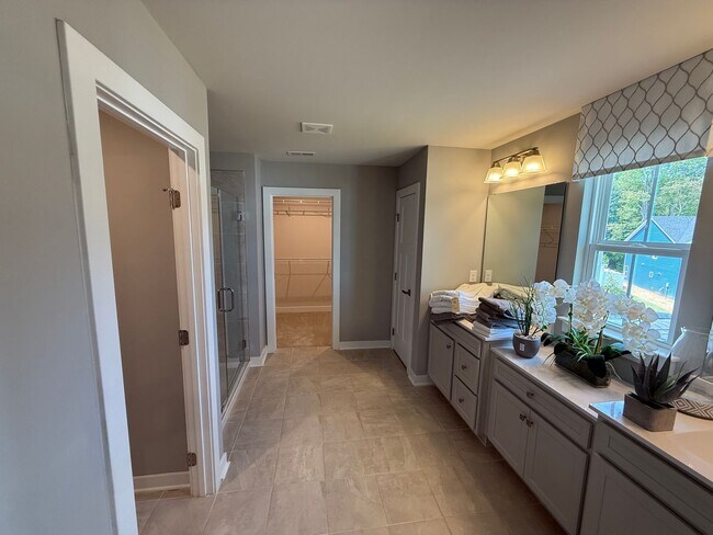 Building Photo - Never loved in Model Homes